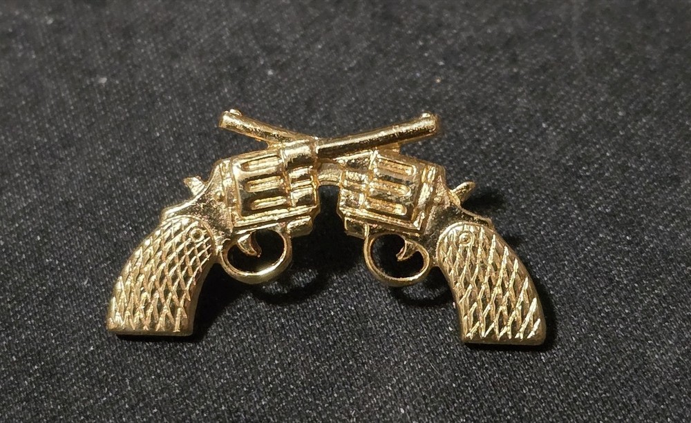 Crossed Revolvers Pin