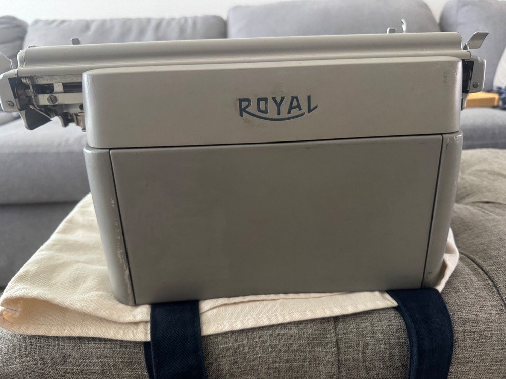 Vtg Royal Typewriter FPP