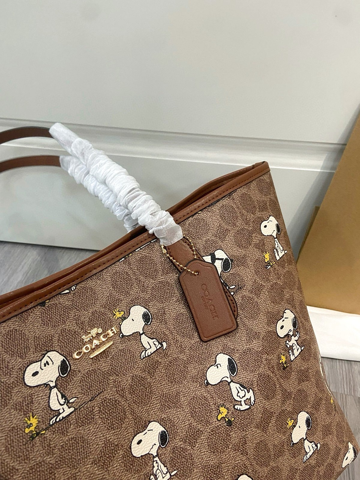 New COACH x PEANUTS CBJ89 City Tote Bag Signature Coated Canvas Snoopy OutletNEW