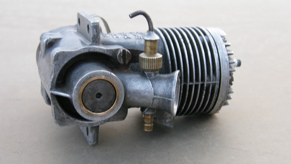 SUPER TIGRE G24 .60 GAS/NITRO SPARK IGNITION MODEL AIRPLANE, TETHER CAR ENGINE