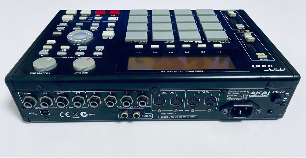 AKAI MPC1000 BK Sampling Machine Sampler Stereo 32 voices 64-track sequence
