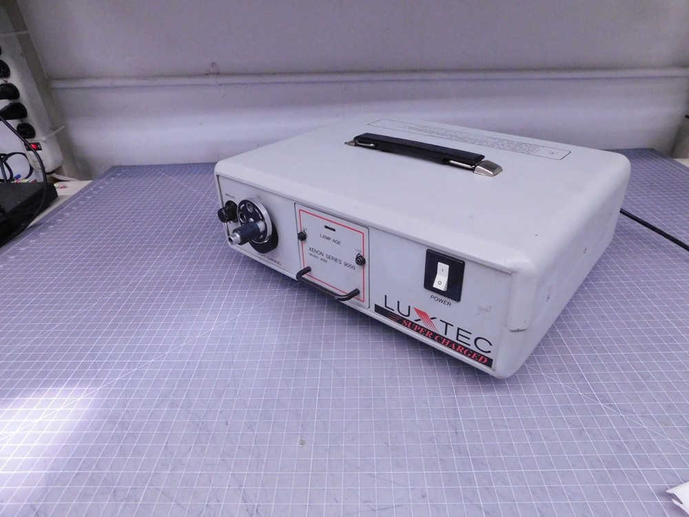 LUXTEC 9300 XENON SERIES LIGHT SOURCE M5552