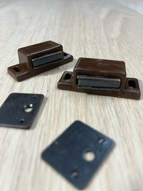 Magnetic cabinet door catch with strike plate (18 pcs)