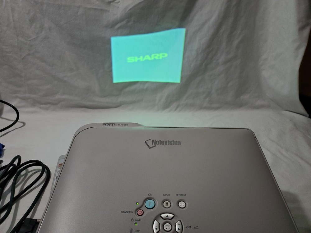 Sharp PG-B10S LCD Projector Notevision w/Case, Accessories + remote New lamp