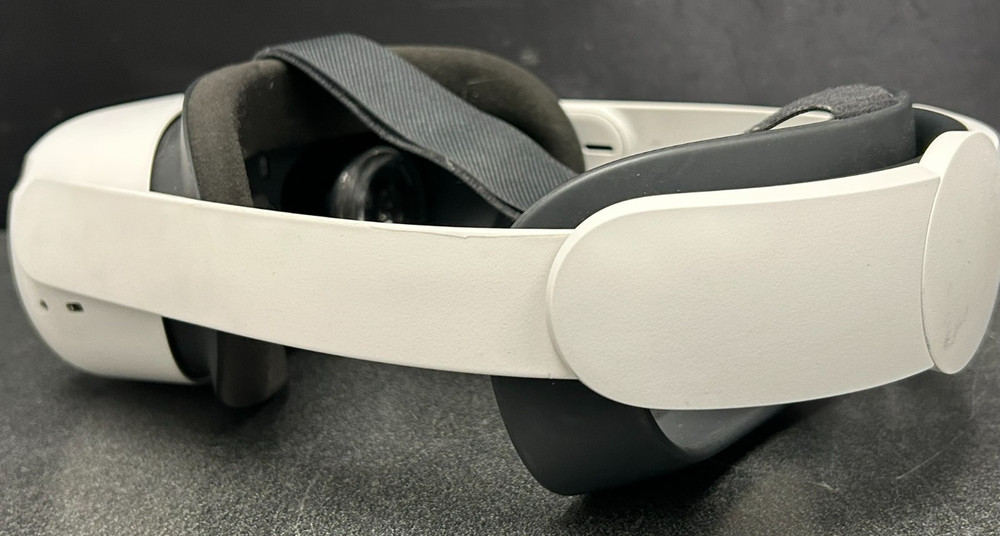 Oculus Quest 2 KW49CM White W/Both Controllers FREE SHIPPING