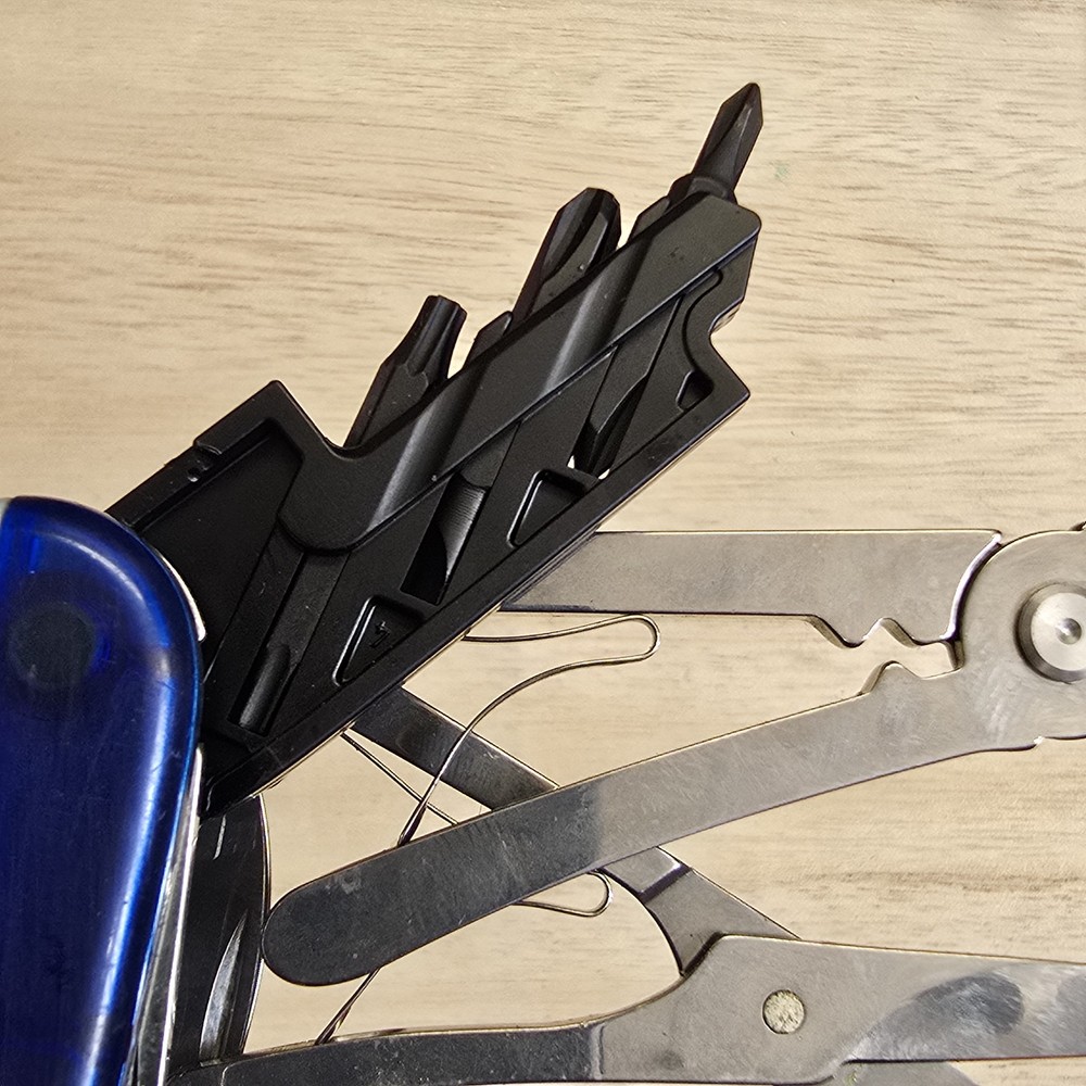 Victorinox CyberTool 41 Blue Saphire Translucent SAK 39 Function Tech Knife