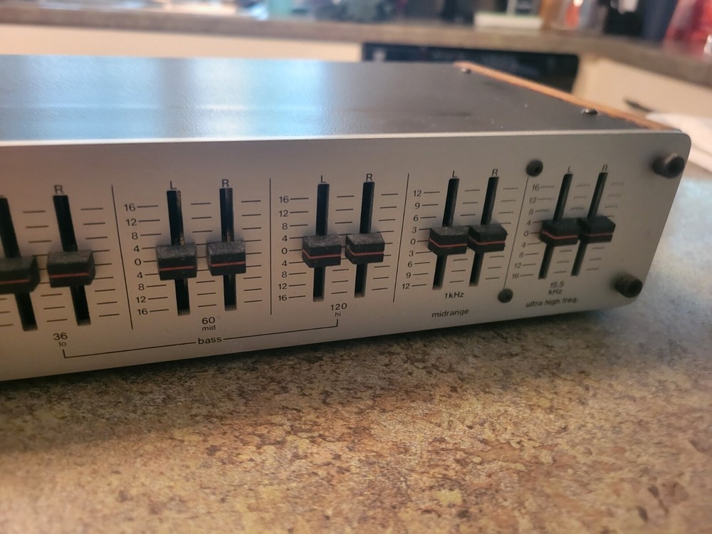 AudioControl Model D-520 Equalizer/Speaker System w Subsonic Filter Untested