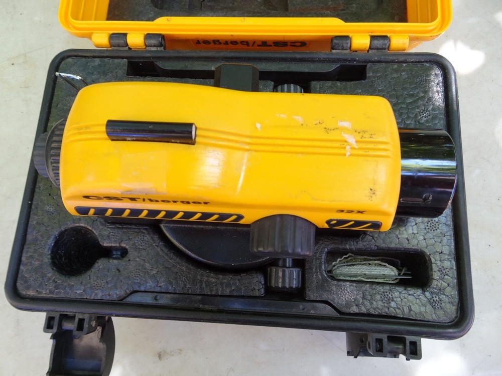 CST/Berger 32X Automatic Construction Level W/ Case