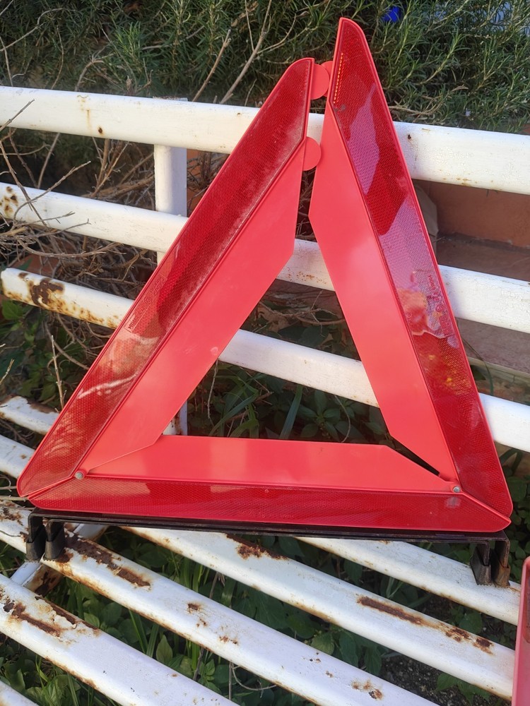 Om EEC Emergency Car Triangle