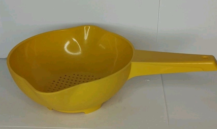 Vintage Tupperware Yellow Colanders Strainers 1 & 2 Quart Set 0f 2