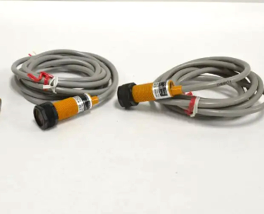 NEW OMRON E3F-R1C4 Photoelectric Sensor