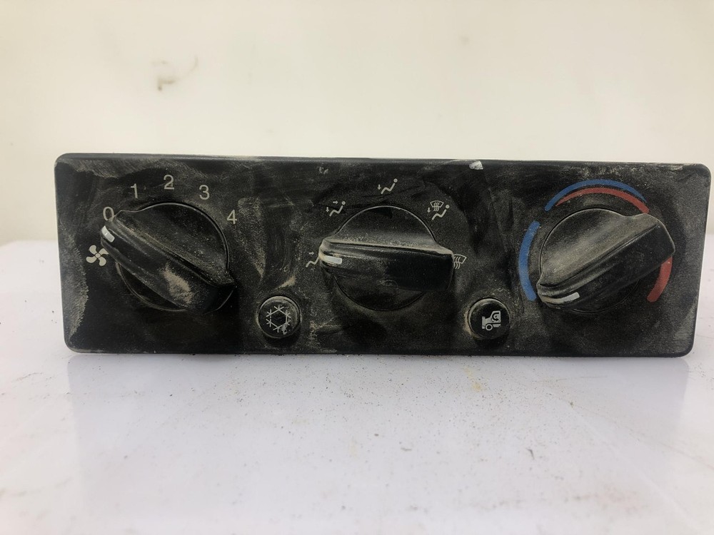2008-2015 Peterbilt 384 Heater A/C Temperature Controls - Used