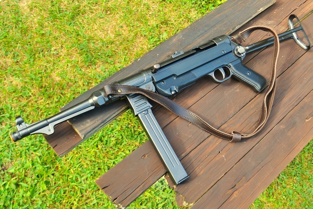 Non-Firing Denix Replica German MP40 Submachine Gun - Schmeisser - MP 40 - WWII