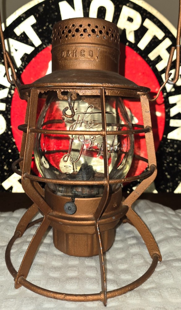DELAWARE & HUDSON RR LANTERN WITH TALL CLEAR CAST D & H SCRIPT LOGO GLOBE