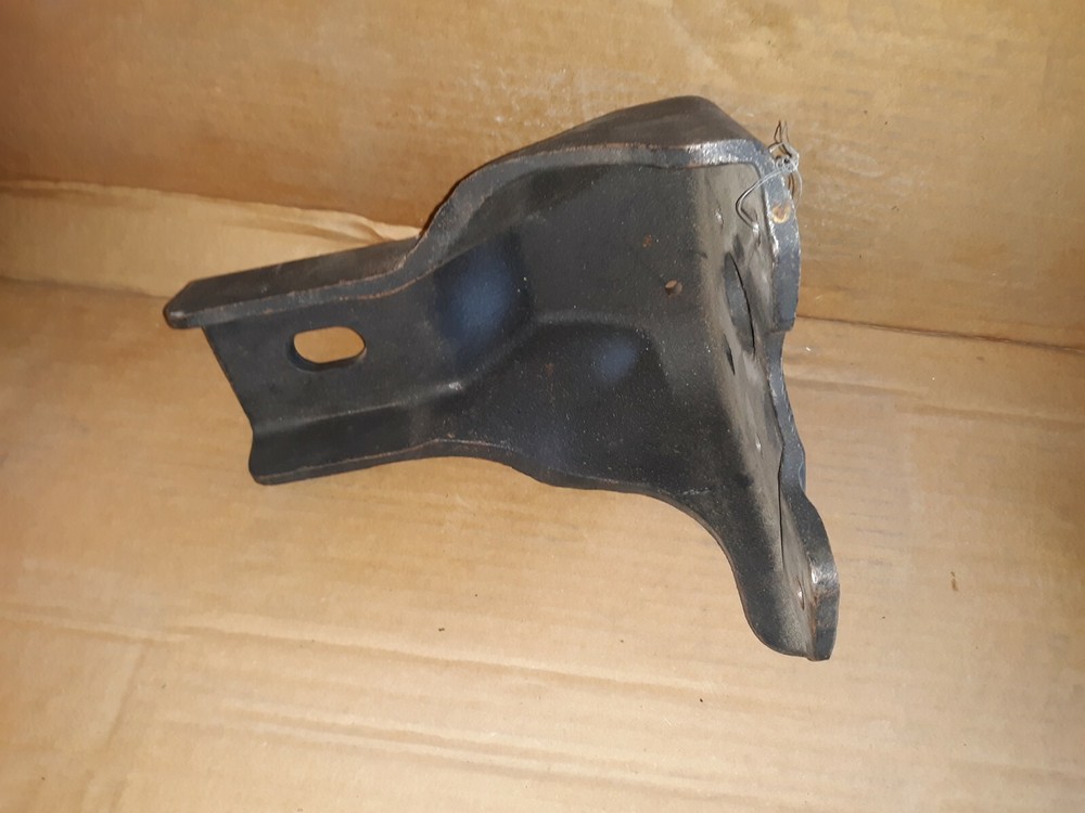 1988 INTERNATIONAL Navistar Cab Body Frame Mount Bracket