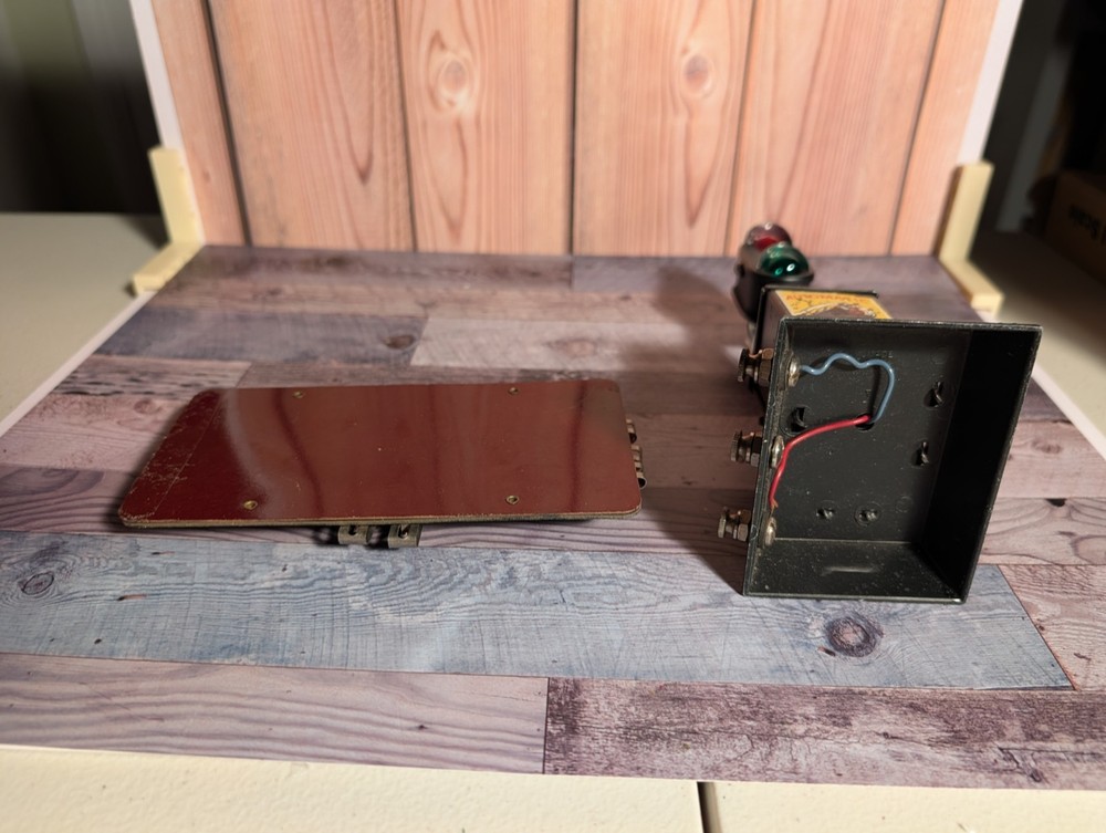 LOUIS MARX AUTOMATIC RAILROAD TRAIN SIGNAL BLOCK W CONTROL PANEL
