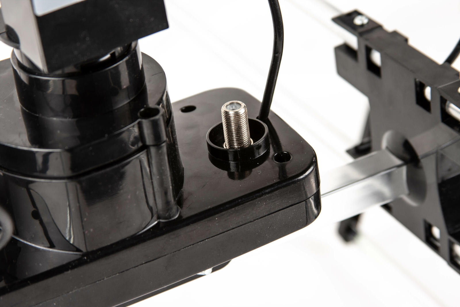 HDTV Outdoor Antenna 200 Mile 360° Rotation UHF/VHF/FM Radio with Remote Control