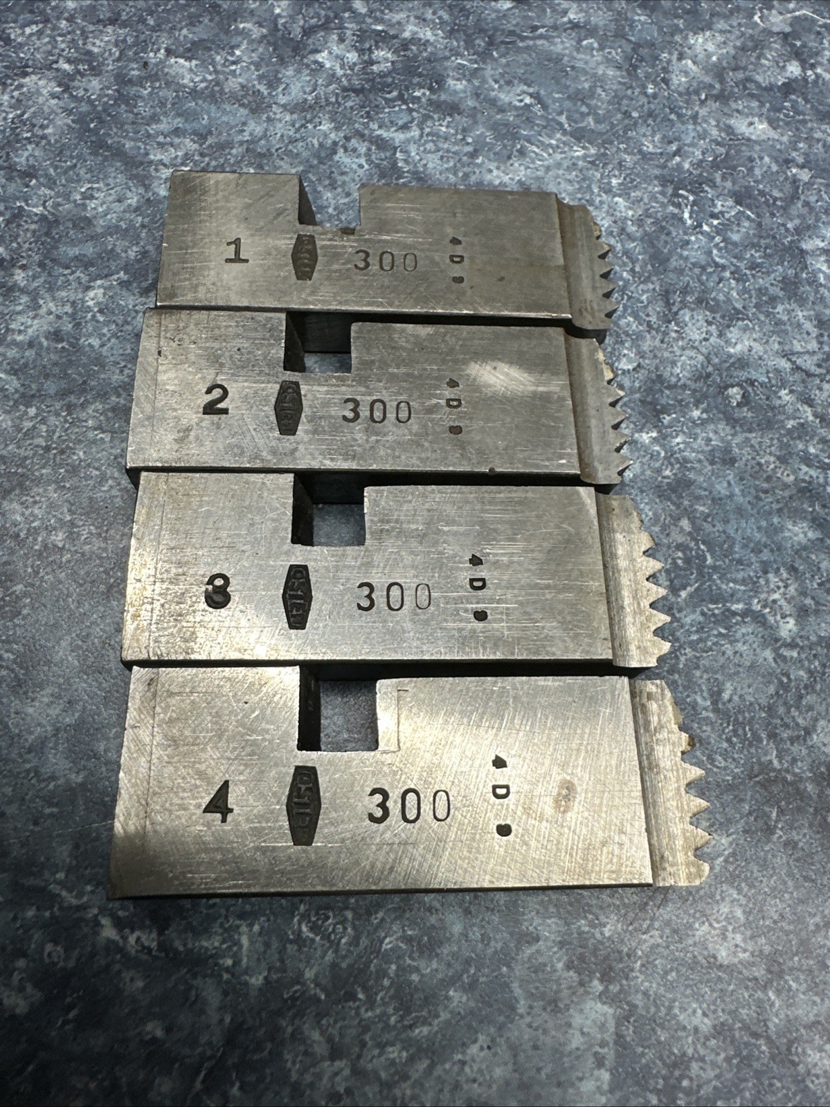 Oster 1 1/4 NC 7 Bolt Threading Dies Series 300 New