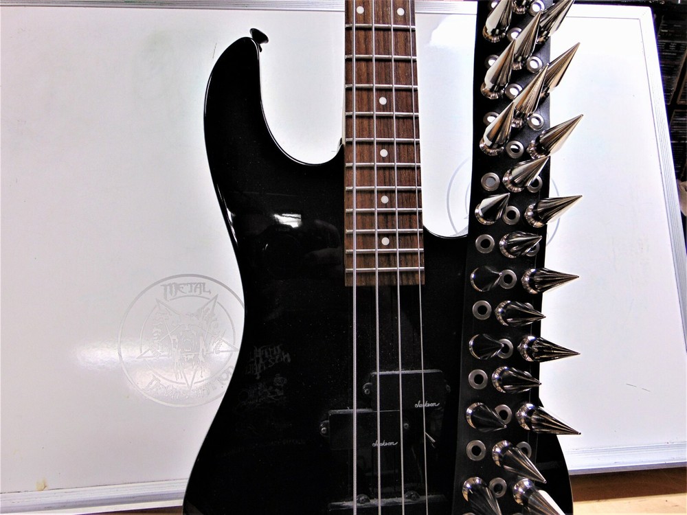 LEATHER SPIKED GUITAR STRAP. (MDLS0056)..... SUFFOCATION