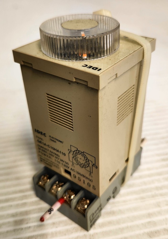Idec GE1A-C10HA110 Electronic Timer 8-pin Octal 5A DPDT w/ SR2P-06 Socket