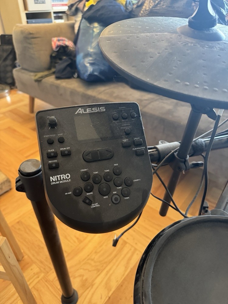 Alesis Nitro Electronic Drum Kit Programmable Built-in Effects 8 Pads Cymbals