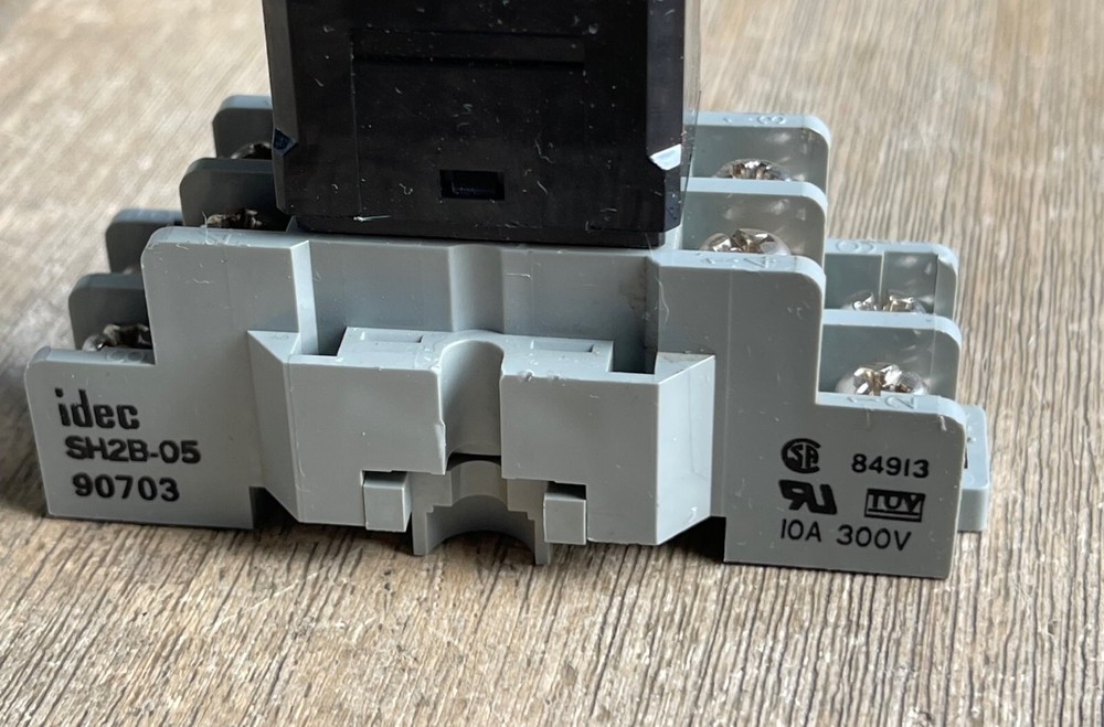 IDEC RBLB-0502L SOLID STATE RELAY 50VDC 8 PIN 2A WITH IDEC SH2B-05 SOCKET BASE