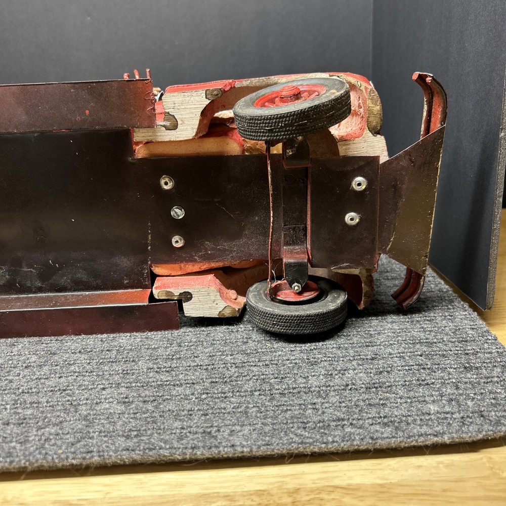 Antique Metal Fire Engine. Removable Side Ladders. In Good Condition .￼