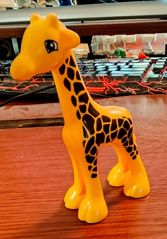 Duplo Sized Young Giraffe