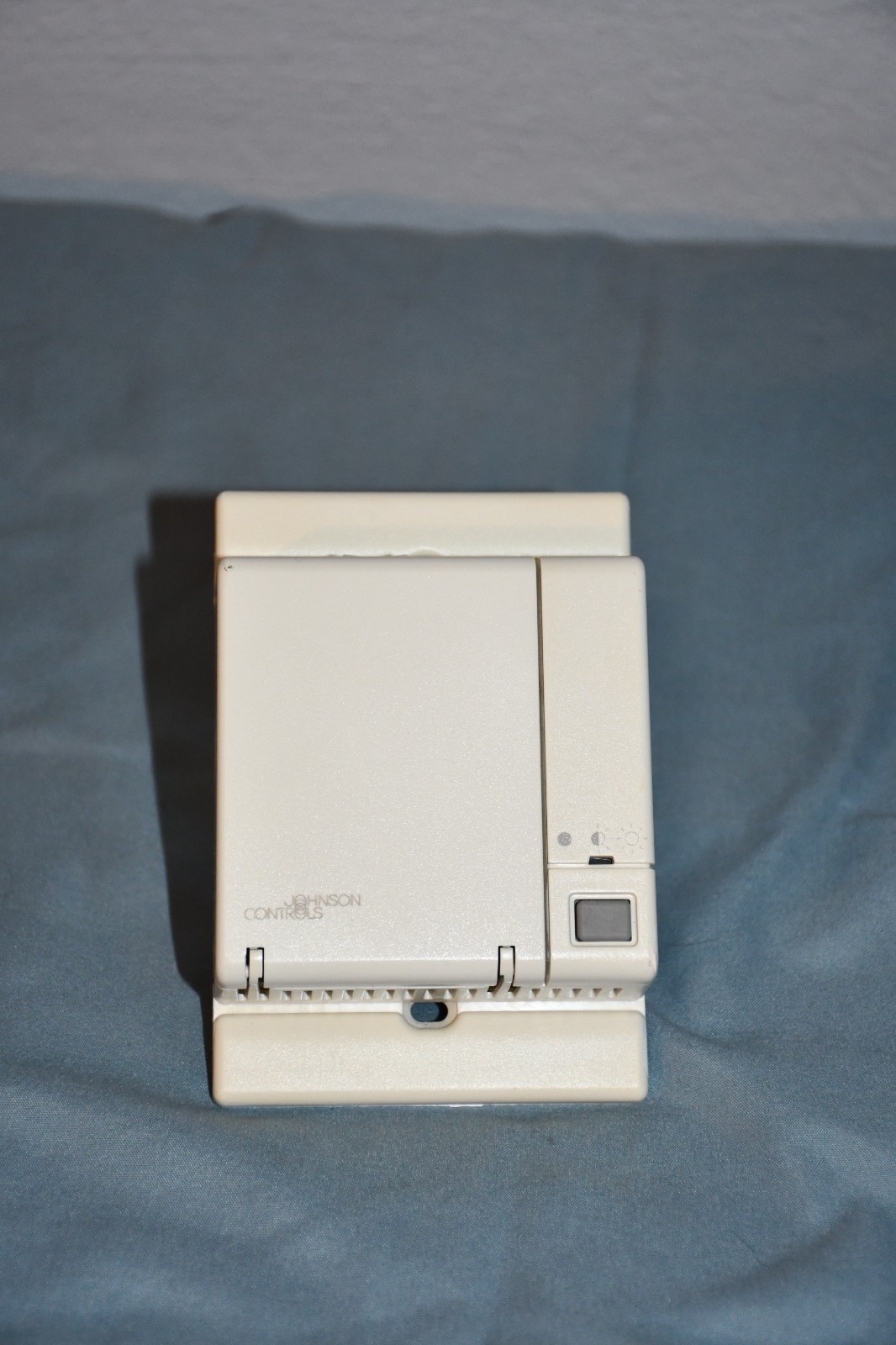 Johnson Controls Metasys Temperature Sensor/​Controller TE-67NP-1N00 Rev B