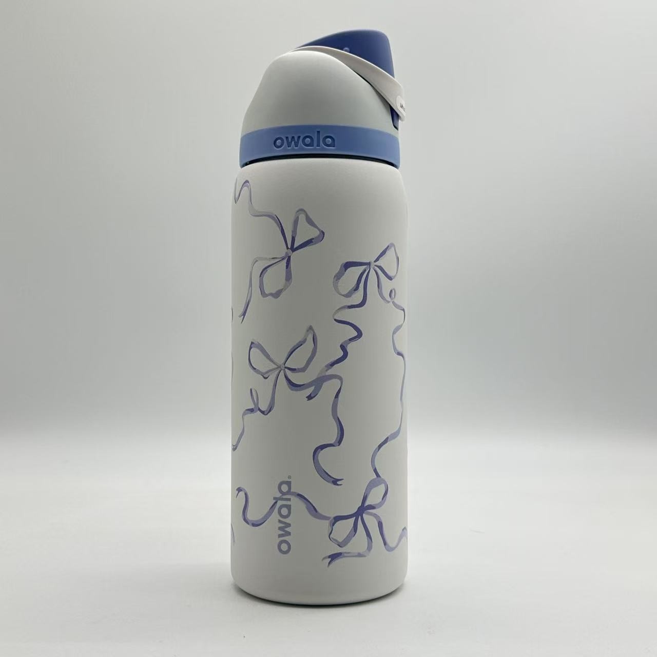 32 oz Owala Urban Outfitters Exclusive Tied 3D Printing FreeSip Blue Bow Bottle