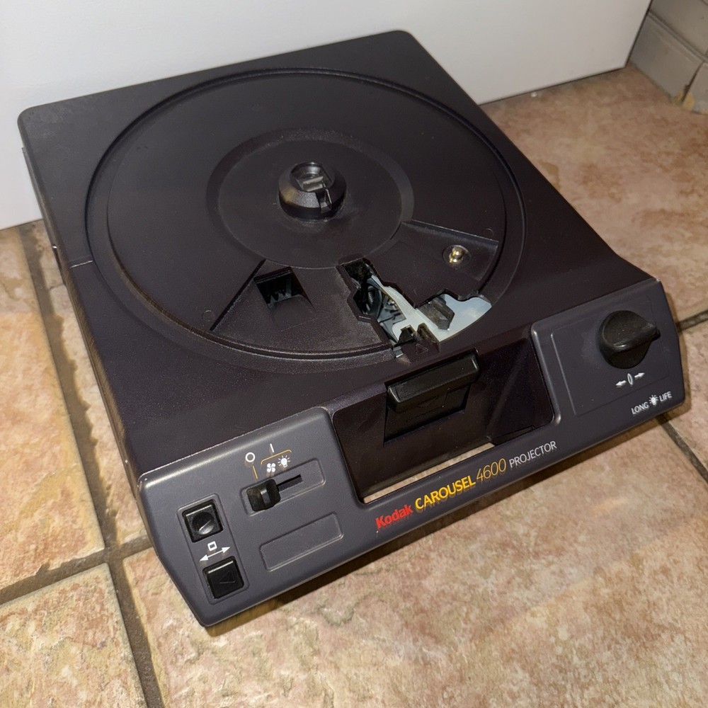 Kodak 4600 Carousel Slide Projector w/ Manual, Stack Loader, 2x 140 Slide Trays