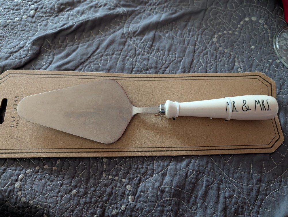 Rae Dunn Ceramic Wedding Cake Server Mr. & Mrs. New