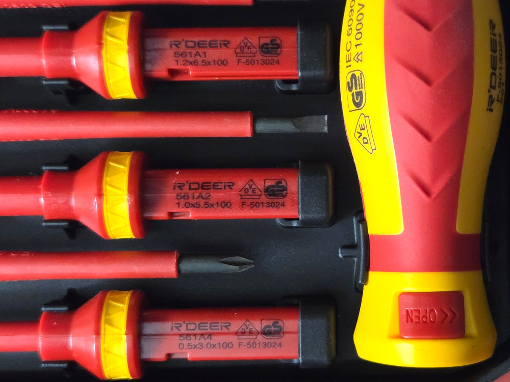 R'DEER 13 PC Insulated Screwdriver Set