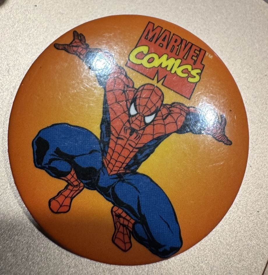 1996 MARVEL COMICS  PIN BUTTON ROUND 1 3/4 INCH SPIDERMAN #1142