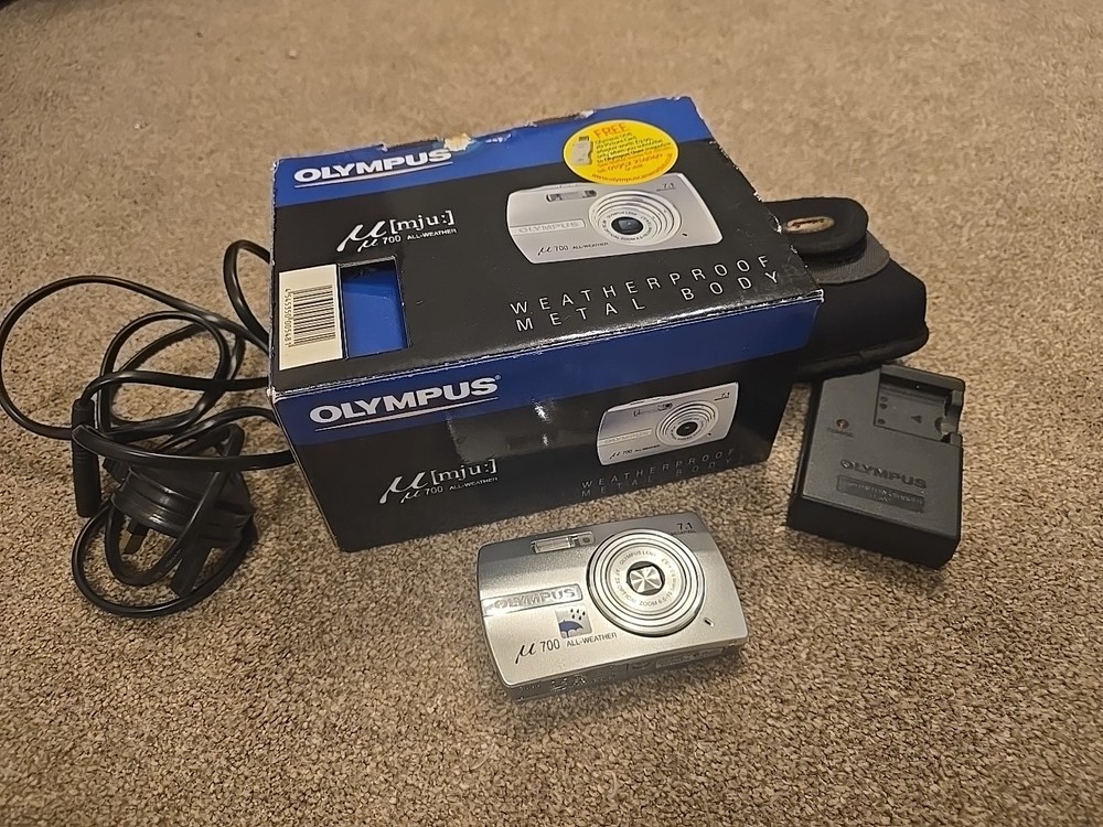 Olympus (mju) 700 digital camera NO BATTERY
