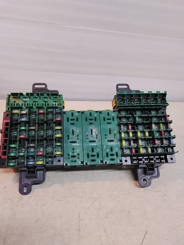 Volvo VNL Fuse Box 5295870