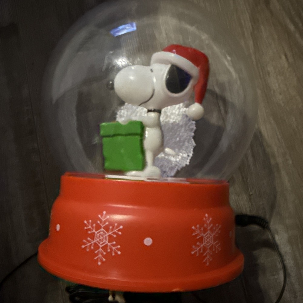 Snoopy Electric Snow Globe
