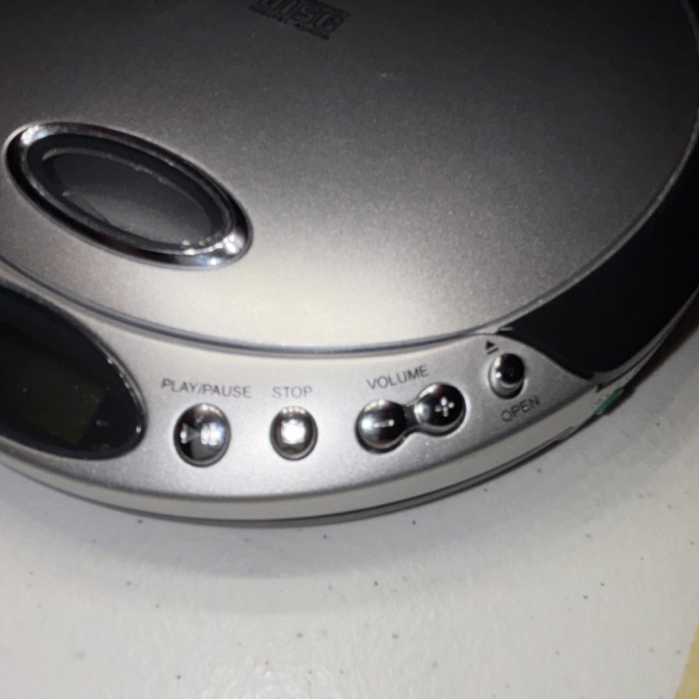 Durabrand CD-566 Programmable CD Player Silver/Black LCD Display Repeat