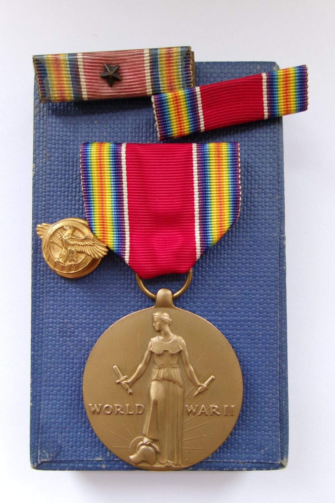 US WW2 Victory Medal in box of issue + ruptured duck badge + ribbon bars