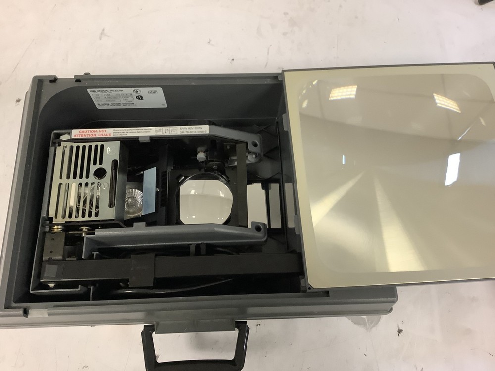 3M Visual Systems 2000 AG Portable Overhead Transparency Projector, Gray "Y3D"