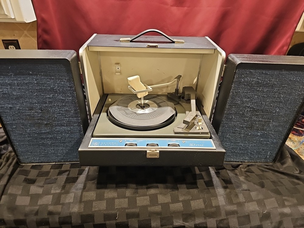 General Electric Solid State Stereo Portable Record Player Fold Out Speaker Read