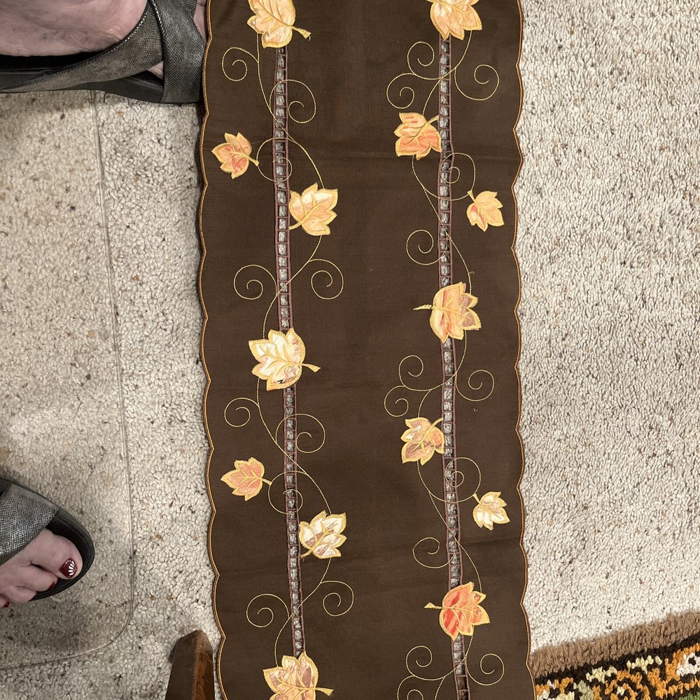 Thanksgiving table runner / 100% polyester / 68 inches long / Leaves￼