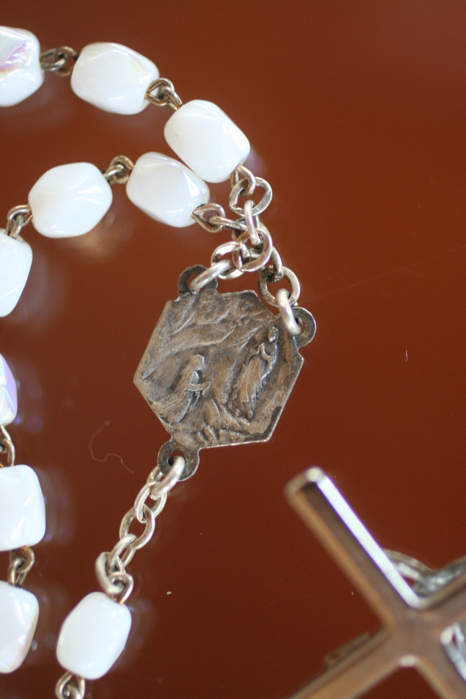 vintage ++ AURORA BOREALIS FAUX PEARL ROSARY FULL EXCELLENT CONDITION ++