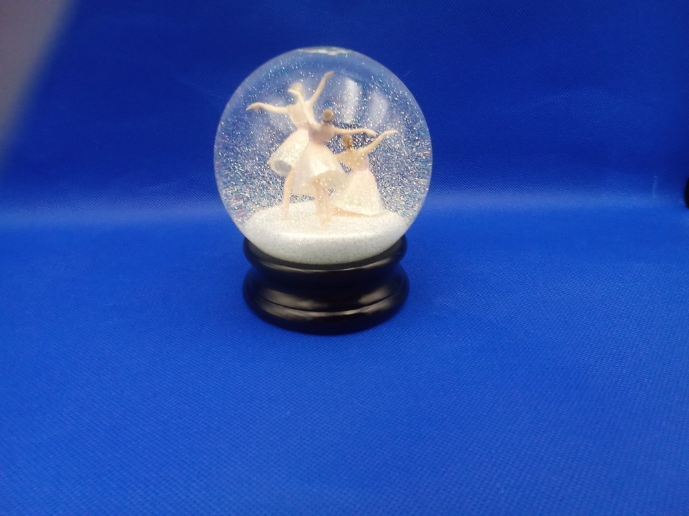 CoolSnowGlobes - Three Dancers Snow Globe