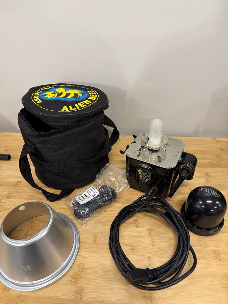 Paul C. Buff B400 AlienBees Black Studio Light Bundle - Light/Case/Reflector