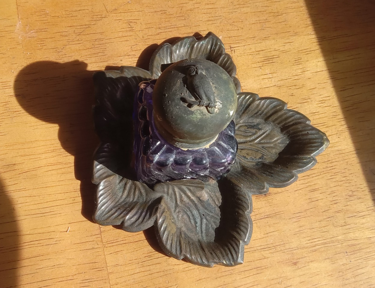 1890s AMETHYST GLASS SWIRLED CUBE INKWELL WITH OWL ON LID BRASS LEAF BASE