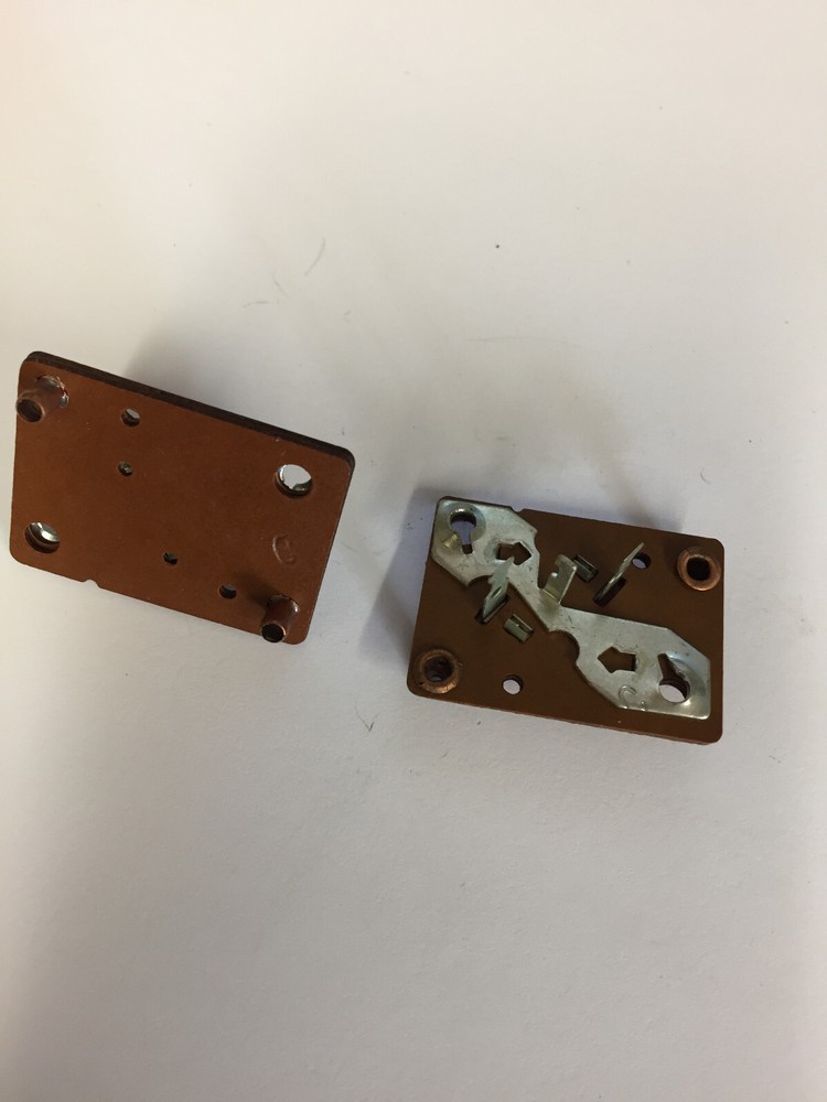 2TS2 CINCH JONES 3 PIN SQUARE SOCKET 2 PCS   NOS