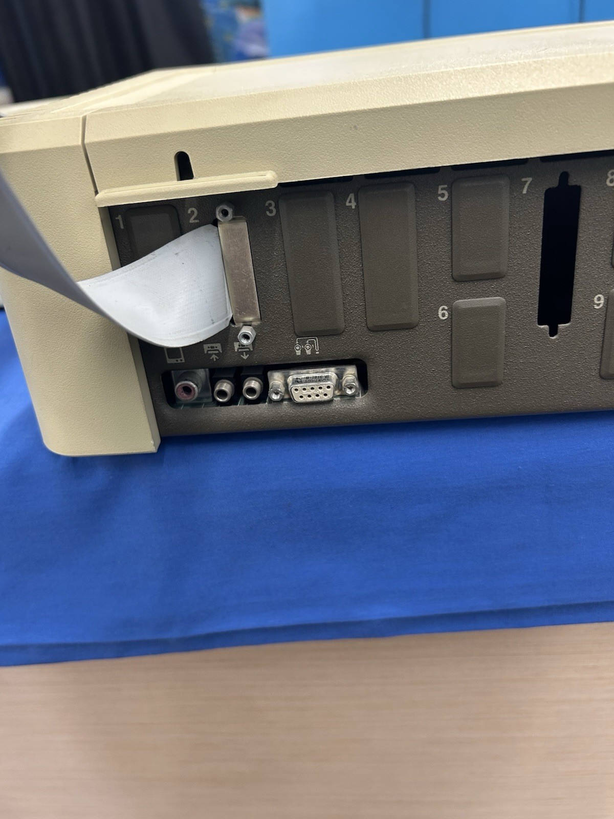 Vintage Apple IIe Computer A2S2064 With Disk ii Turns On Untested