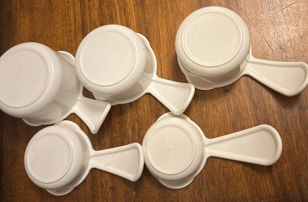 5 Vintage Tupperware White Curved Handle Plastic Measuring Cups