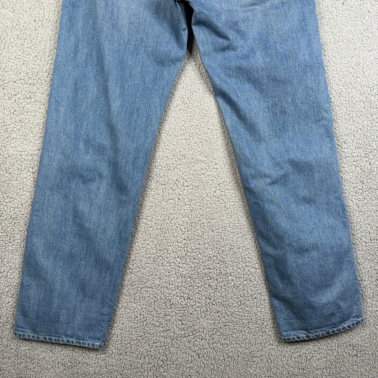 H&M Jeans Mens Size 33x33 Medium Wash Relaxed Fit 100% Cotton Button Fly NWT